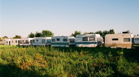 Foto: Maryna Nikolaieva Eine Reihe von Campingwagen. Im Vordergrund eine Wiese